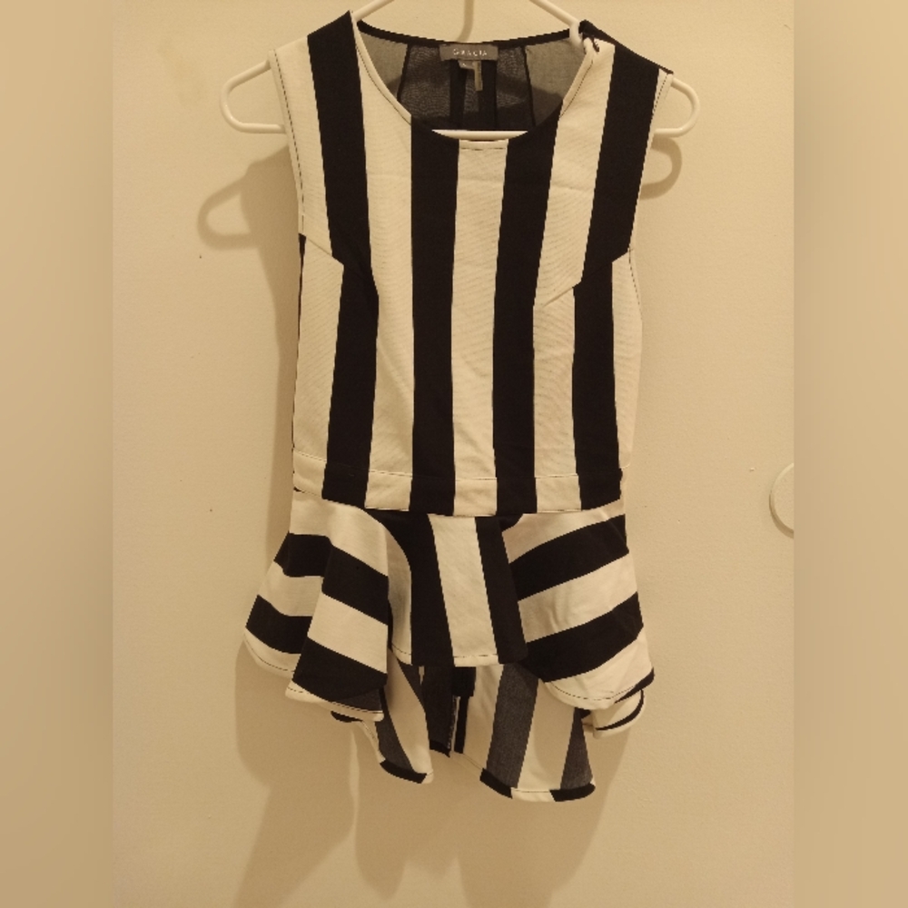 Gracia Elegant Black Top